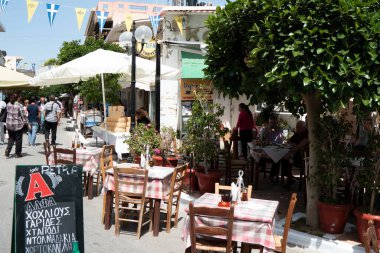Kissamos, Girit - Yunanistan - 29 Nisan 2016: Yunanistan 'ın bu hareketli kentinde kalabalık bir meydanda taverna tavernası tatilin tadını çıkaran insanlarla dolu Paskalya kutlamaları