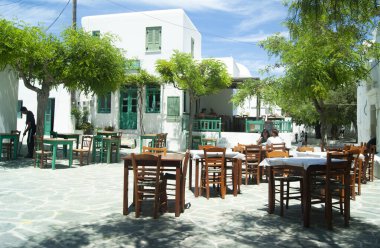 Folegandros Adası - Yunanistan - 5 Mayıs 2012: Geleneksel Yunan tavernaları ile gözlerden uzak güzel bir meydan. Eski kasabanın kalbinde tipik köy sahnesi.
