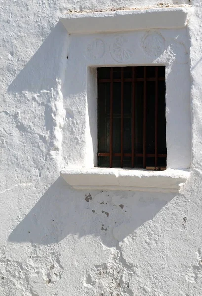 Igreja Antiga Encantadora Ilha Grega Folegandros Vista Perto Uma Janela — Fotografia de Stock