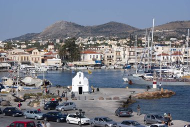 Aegina - Yunanistan - 7 Haziran 2009: Bu büyüleyici adanın güzel renkli limanı. Tekne kafeleri ve tavernalarla dolu bir liman. Manzara görünümü görüntüsü.