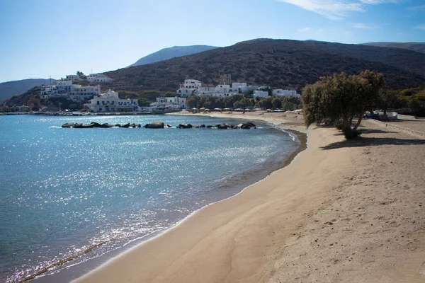 Isla Aislada Sikinos Grecia Hermosa Playa Tranquila Una Hermosa Bahía — Foto de Stock