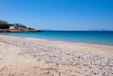 Güzel kumlu sahil, Donousa adası, Cyclades, Yunanistan. Bir yaz günü yumuşak kumla ıssız bir yer. Manzara görünümü görüntüsü.