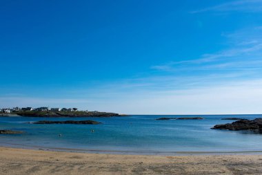 Anglesey Kuzey Galler 'in Trearddur Körfezi Adası. Geleneksel sahil tatil beldesi bir yaz günü. Kopya alanı ile manzara görünümü.