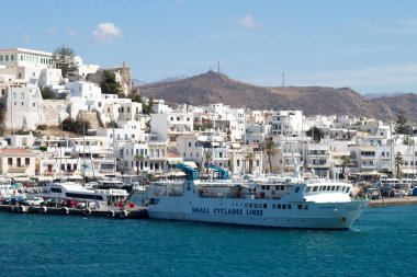 Naxos Adası - Yunanistan - 21 Eylül 2009: Güzel tarihi liman. Güneşli bir yaz manzarası. Mavi gökyüzü ve boşluk kopyala.