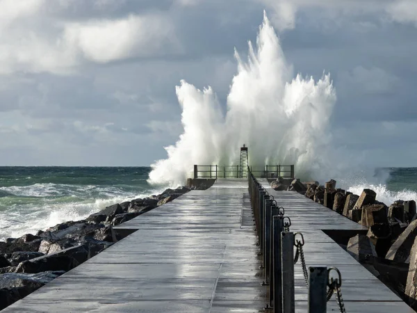 Farol Cais Norre Vorupor Durante Tempestade Mar Pesado Jutlândia Dinamarca — Fotografia de Stock