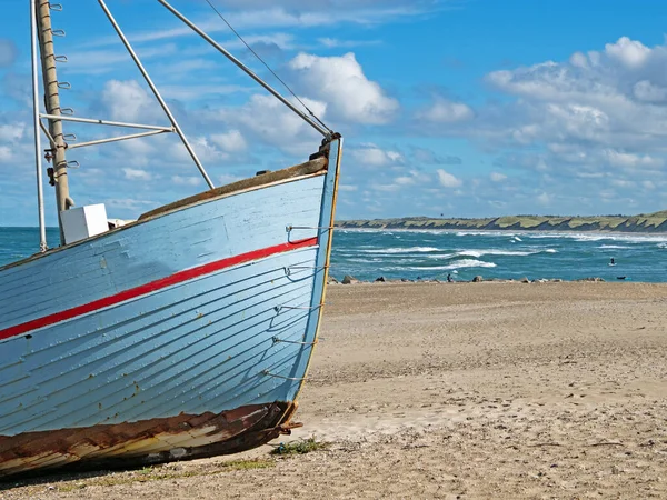 丹麦北海沿岸靠近日德兰Norre Vorupor的海滩 前方有一艘渔船 — 图库照片