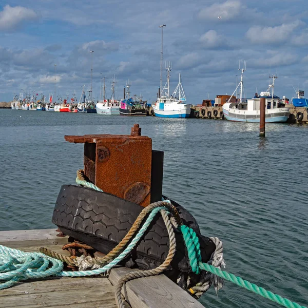 2020年9月7日 デンマーク 北ユトランド州ハンスハム港の漁船が桟橋前 — ストック写真