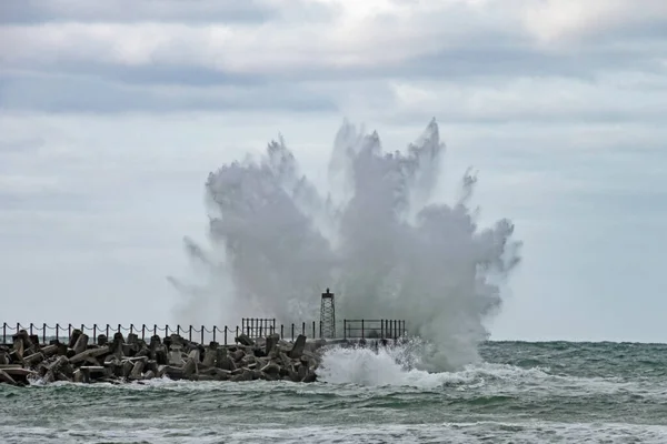 Farol Cais Norre Vorupor Durante Tempestade Mar Pesado Jutlândia Dinamarca — Fotografia de Stock