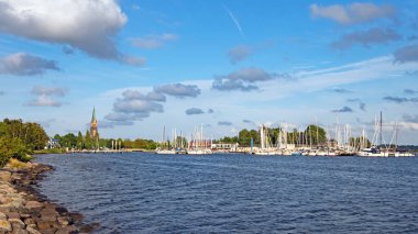 Almanya 'nın kuzeyinde Schleswig-Holstein eyâletinde, liman ve katedralle Schlei şehrine bakın.