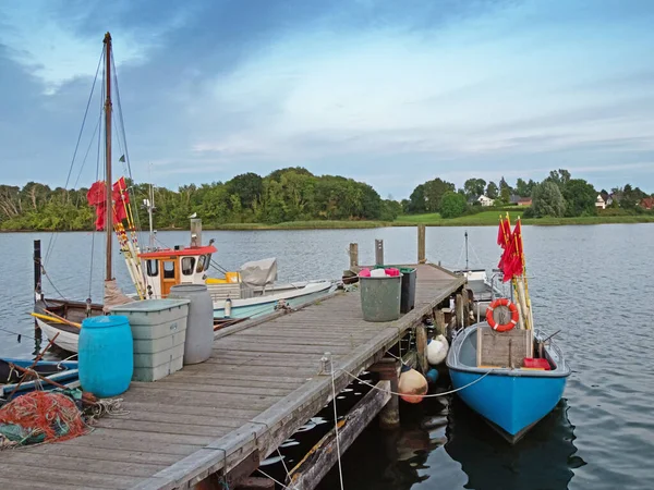 德国石勒苏益格 荷尔斯泰因州Kappeln港一个木制码头上的渔船 — 图库照片