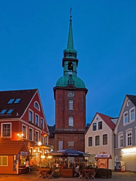 カペルン シュレースヴィヒ ホルシュタイン州 2021年8月14日 教会聖ニコライ教会とシュレーアの旧市街青の時間 — ストック写真