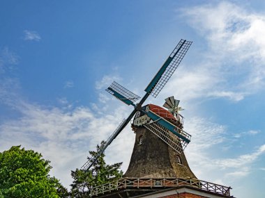 Munkeboe değirmeninin dış görünüşü, Doğu Frizya, Almanya 'da bir galeri hollandası.