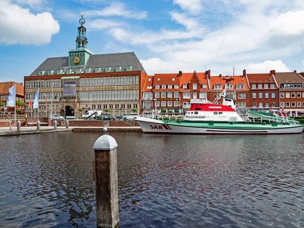ドイツ ザクセン州エムデン 2021年6月19日 内陸港ラッツデルフト歴史的な町役場とエムデン — ストック写真