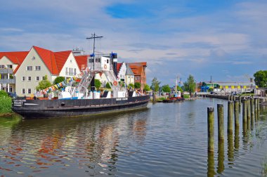 Wolgast, Mecklenburg-Vorpommern, Almanya - 07 Haziran 2011: Wolgast müzesinin limanında Stralsund demiryolu feribotu