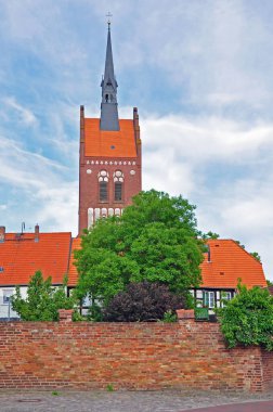 Almanya 'nın Baltık Denizi kıyısındaki Kullanım Adası' ndaki Kullanım Köyü 'nün tuğla kilisesinin dış görünüşü