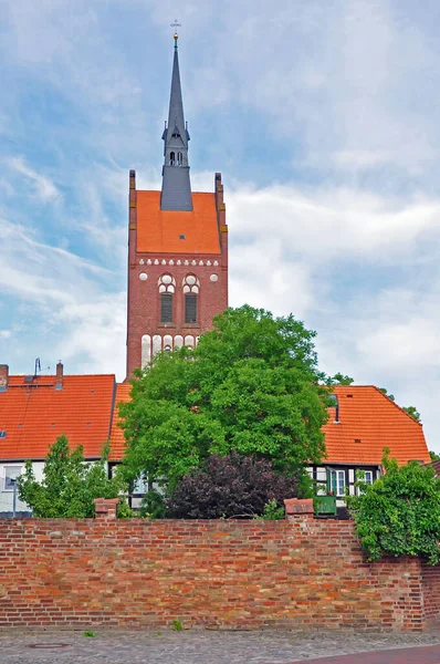 Almanya 'nın Baltık Denizi kıyısındaki Kullanım Adası' ndaki Kullanım Köyü 'nün tuğla kilisesinin dış görünüşü