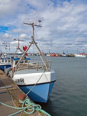 Hanstholm, Jutland, Danimarka - 07 Eylül 2020: Hanstholm limanında geleneksel balıkçı tekneleri