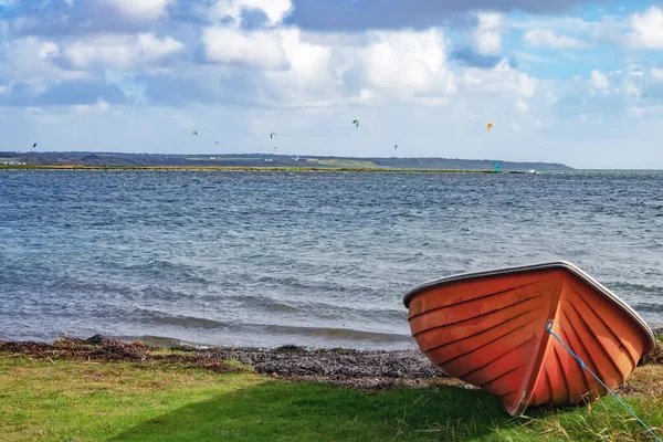 丹麦Agger Havn附近的Nissum Brending岸边躺着一艘橙色的渔船 — 图库照片