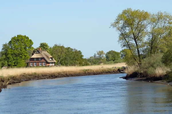 德国不来梅市农村地区布洛克兰景观中的乌姆河上的半木结构房屋 免版税图库照片