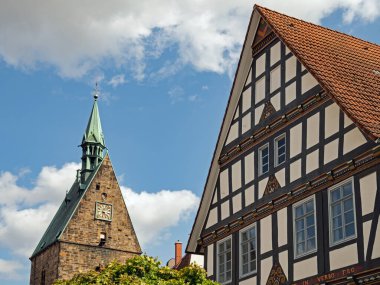Almanya 'nın Aşağı Saksonya bölgesindeki Stadthagen kasabasındaki tarihi yarım ahşap ev ve St. Martini kilisesi.