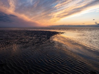 Aşağı Saksonya Wadden Denizi 'nde günbatımı Dorum-Neufeld açıklarında, Almanya' da gelgitte