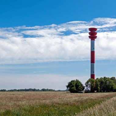 Tossens 'de deniz fenerinin arka ışığı Kuzey Denizi kıyısında, Aşağı Saksonya, Almanya