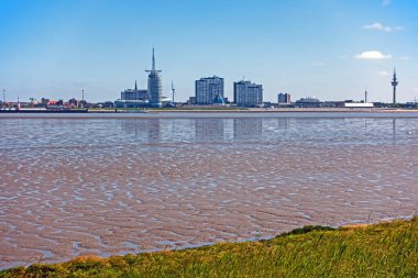 Bremerhaven, Bremen, Almanya - 04 Haziran 2022: Weser nehri üzerinden Bremerhaven ufuk çizgisine Nordenham 'dan görüntü