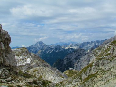 Triglav ulusal parkındaki Krispodi 'de yüksek dağlık arazi ve Slovenya' daki Julian Alp Dağları ve arka plandaki Pogacnikov dom na Kriskih podih ve Kanin dağları