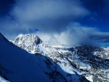 Slovenya 'nın Gorenjska bölgesindeki Julian Alpleri ve Triglav ulusal parkındaki dağların manzarası karla kaplı