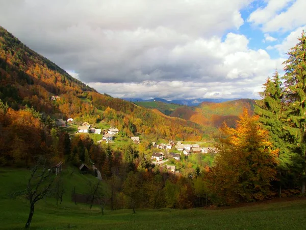 Malowniczy Widok Wieś Podblica Pod Płaskowyżem Jelovica Regionie Gorenjska Słowenii — Zdjęcie stockowe