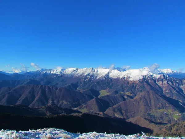 Malowniczy Widok Pokrytych Śniegiem Szczytów Gór Alp Julijskich Zimie Przejrzysty — Zdjęcie stockowe