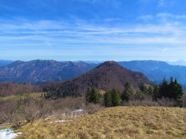 Slovenya 'nın Gorenjska bölgesindeki Ratitovec dağı yakınlarındaki dağ ve tepelerin manzarası