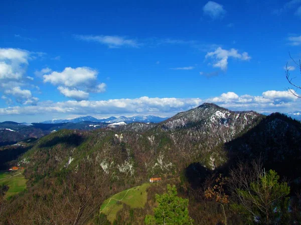 Malowniczy Widok Góry Tosc Wzgórzach Polhov Gradec Słowenia Pokryte Śniegiem — Zdjęcie stockowe