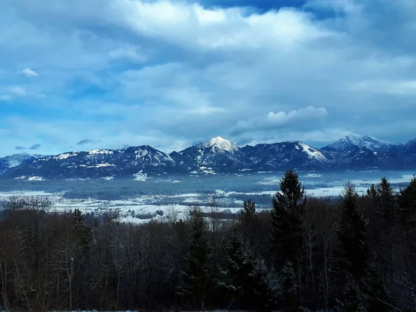スロヴェニアのゴレンスカにあるカムニク サヴィナ アルプスのストルツィック スクタ グリントヴェツの山々とクランジャスコ ポルジェの雪に覆われた風景 — ストック写真
