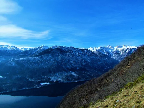Живописный Вид Горы Поднимающиеся Над Озером Бохинь Зимой Покрытый Снегом — стоковое фото