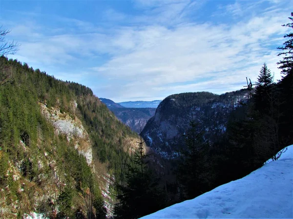 공원에서 Planina Blato 이끌고 올라가는 겨울철에 가파르고 바위투성이 산비탈에 고렌스카 — 스톡 사진