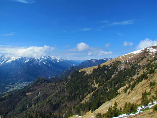 Vista Das Montanhas Julian Alpes Cobertos Neve Envoltos Nuvens Acima — Fotografia de Stock