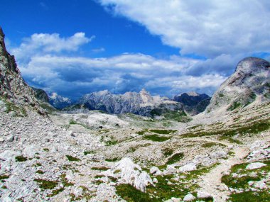 Slovenya, Triglav ulusal parkındaki Pihavec, Stenar ve Bovski Gamsovec dağlarının manzarası ve Julian Alps, Prehodavci 'nin yukarısındaki kayalık dağlık bir geçitten alındı.