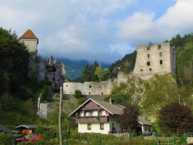 Slovenya 'nın Gorenjska bölgesindeki Begunje yakınlarındaki Kamen şatosunun manzarası güneşle aydınlanıyor