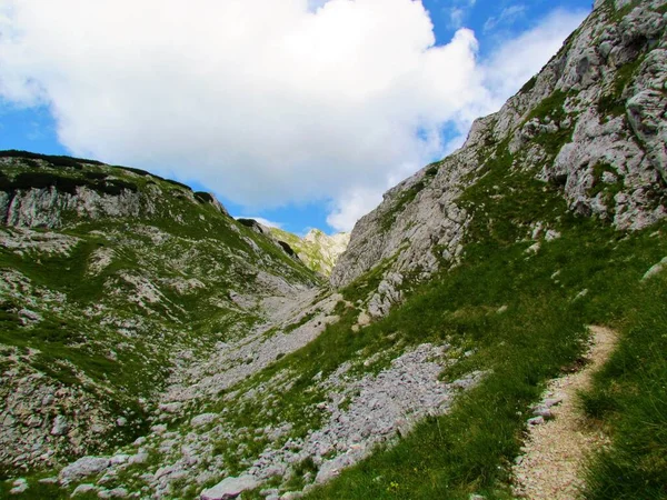 Υψηλή Αλπική Κοιλάδα Καλυμμένη Βράχια Και Γρασίδι Μια Κορυφή Που — Φωτογραφία Αρχείου