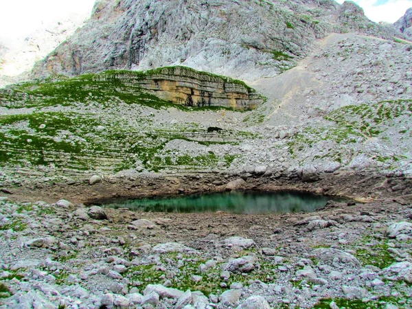 Rjavo Jezero Pod Prehodavci Údolí Triglavských Jezer Triglavském Národním Parku — Stock fotografie