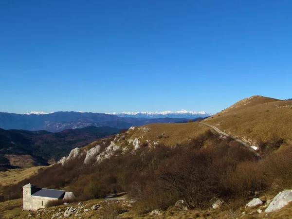 Blick Auf Das Waldplateau Von Trnovo Und Die Schneebedeckten Gipfel — Stockfoto