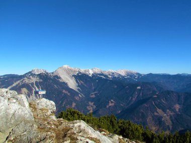 Slovenya 'nın Gorenjska bölgesindeki Karavanke dağlarında Veliki vrh ve Kladivo dağları ile Kofce' nin yukarısındaki bir dağ sırasının görüntüsü.
