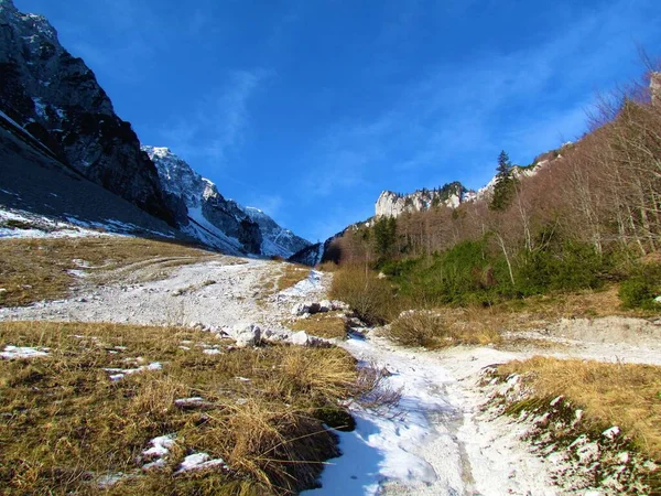 阳光明媚的日子里 斯洛文尼亚戈伦伊斯卡地区卡拉万科山脉Ljubelj上方的山谷 蓝天晴朗 — 图库照片