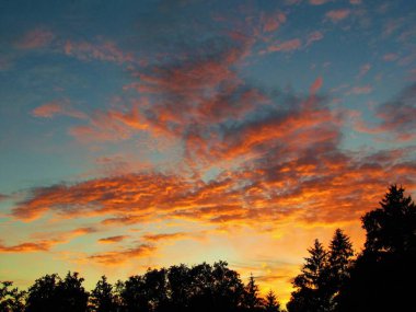 Alacakaranlıkta güzel turuncu ve sarı bulutlar