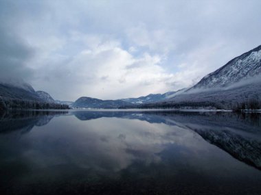 Slovenya 'nın Gorenjska kentindeki göle bakan Bohinj gölünün kışın manzarası.