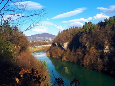 Slovenya 'nın Gorenjska kentinde Kranj yakınlarındaki Sava Kanyonu' nun güzel manzarası nehirde bir yansıma ve Jost Tepesi 'nin arkasında