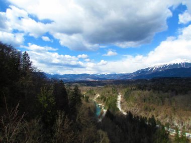 Gökyüzünde beyaz bulutlarla Gorenjska, Slovenya ve Karavanke dağlarının manzarası