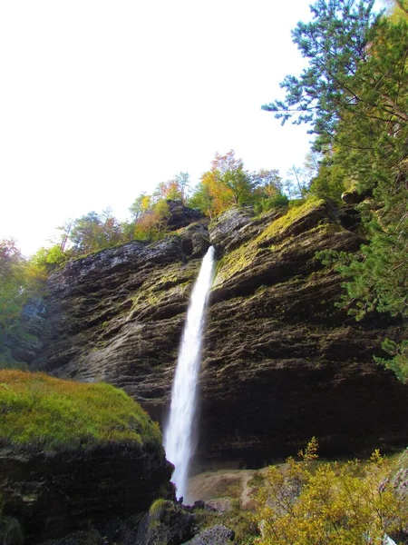 Scéna Pericnik Vodopád Lesem Vzadu Krásné Barevné Podzimní Listí Gorenjska — Stock fotografie