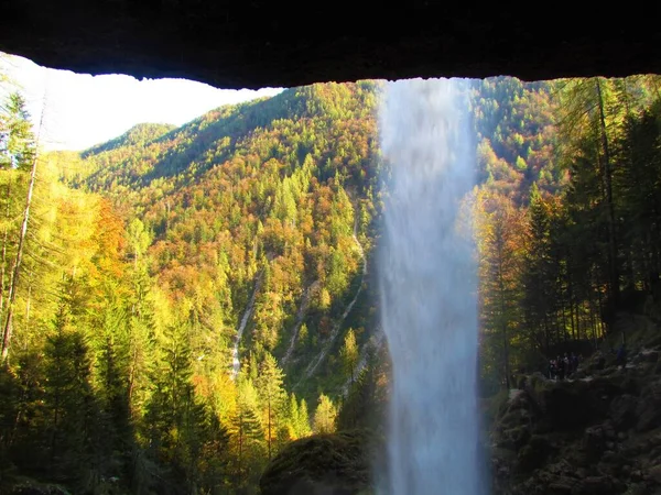 Scénický Vodopád Pericnik Lesem Vzadu Krásném Barevném Podzimním Listí Gorenjské — Stock fotografie